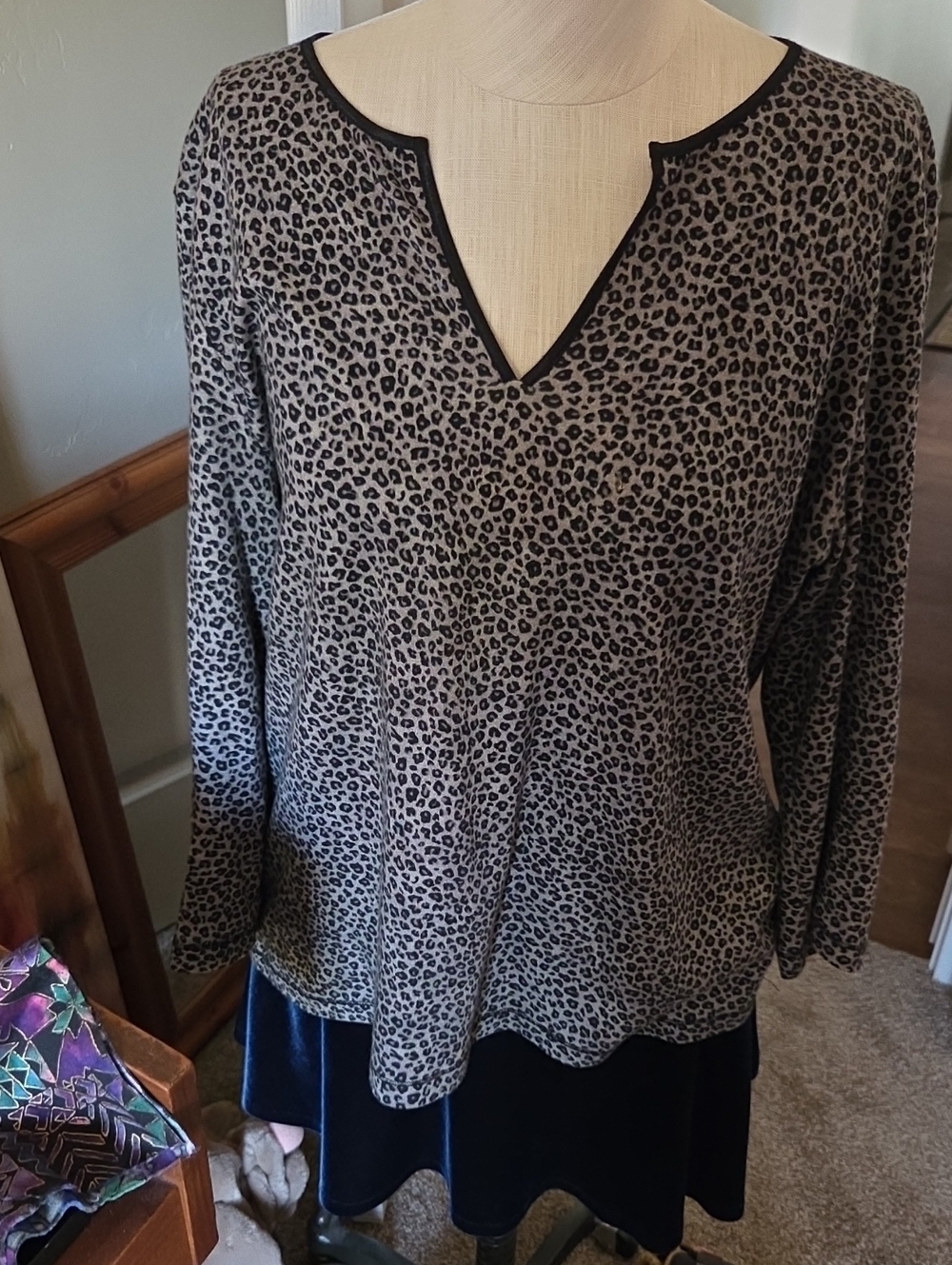 Women’s Taupe Leopard Print V-Neck Long Sleeve Top Sizr Large
